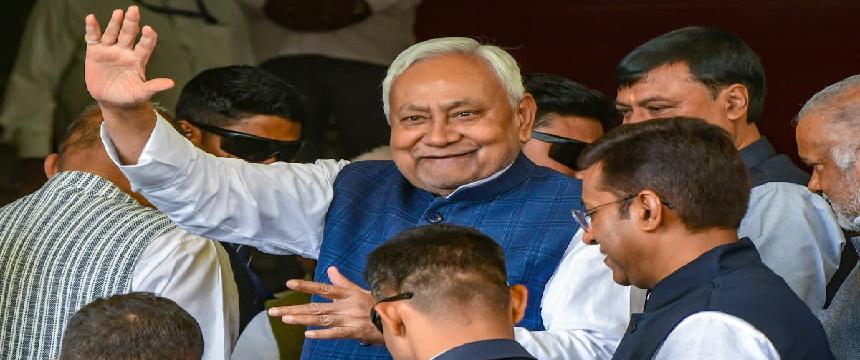 नीतीश कब देंगे इस्तीफा? नई सरकार के गठन का शेड्यूल लगभग फाइनल, अब सबसे बड़ा सवाल – बीजेपी किसे बना रही बिहार का नया सीएम?
